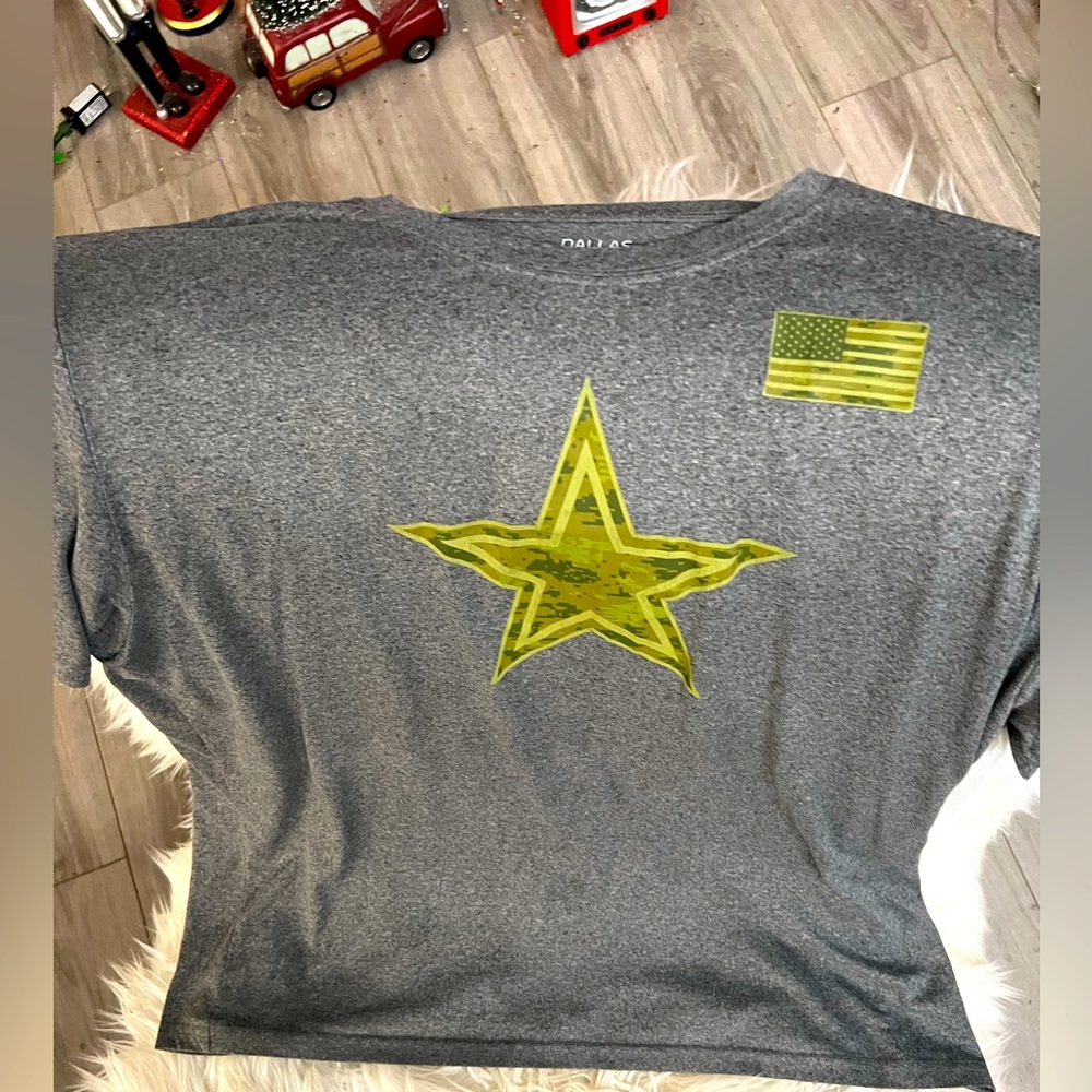 Dallas Cowboys Authentic 2XL Women’s Camo accented t-shirt